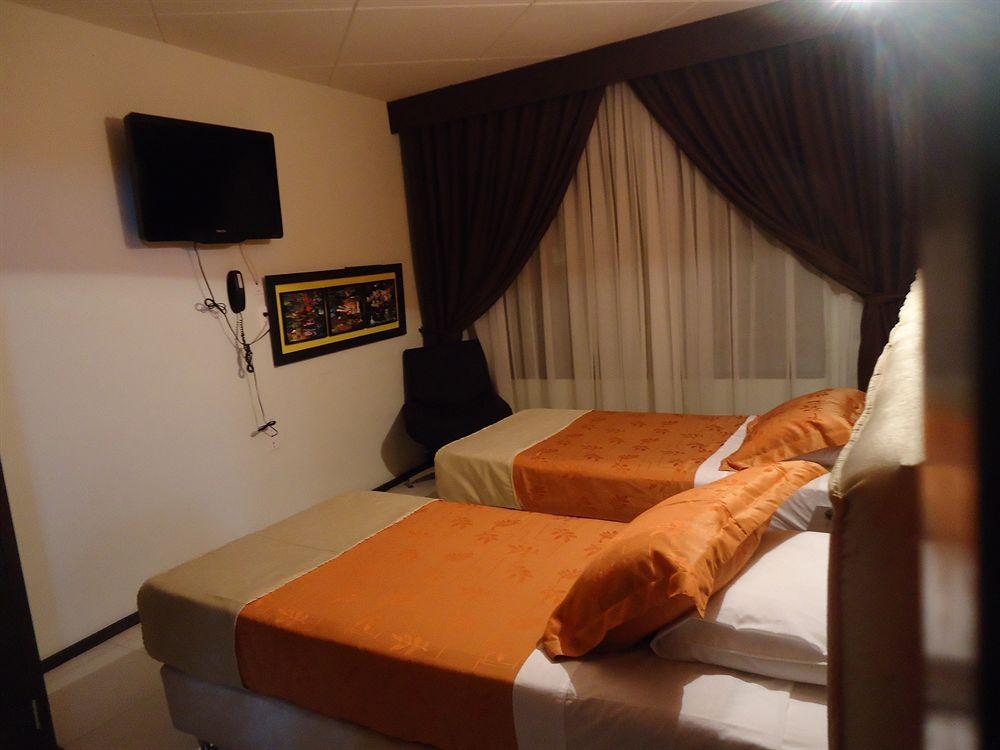 Hotel Central House A 5 Min De La Embajada Americana Богота Екстериор снимка